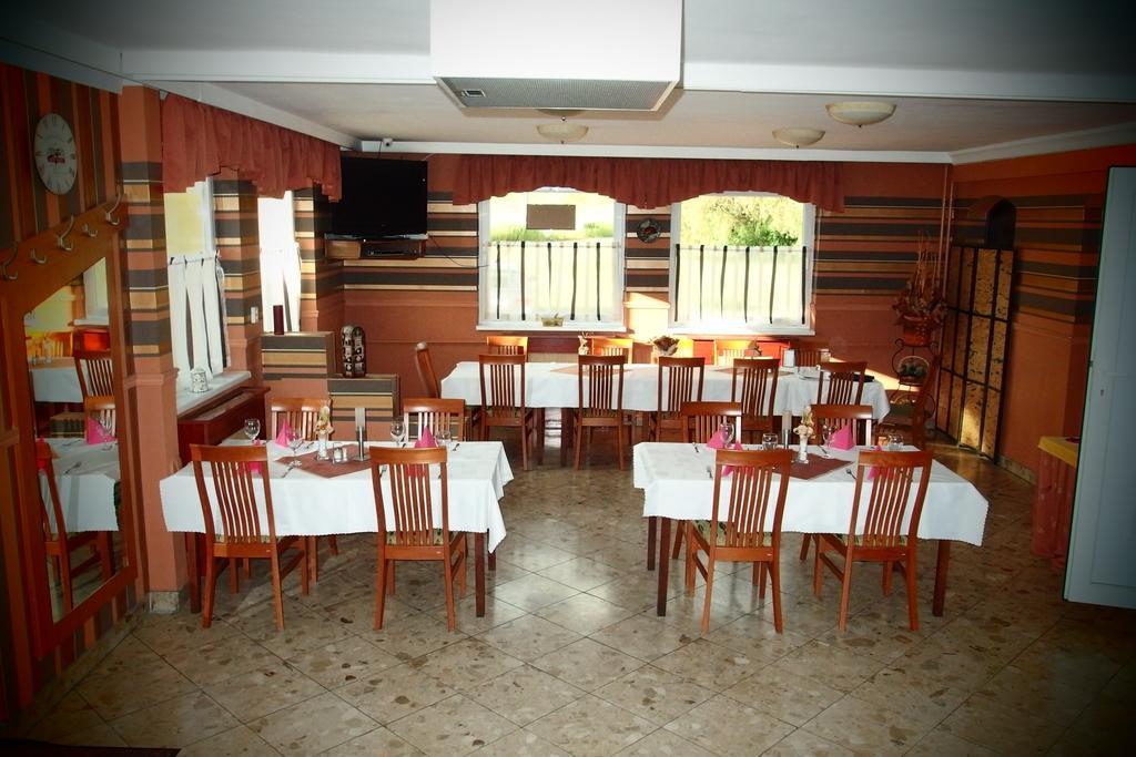 לינה וארוחת בוקר Romantik Etterem - Panzio 2*